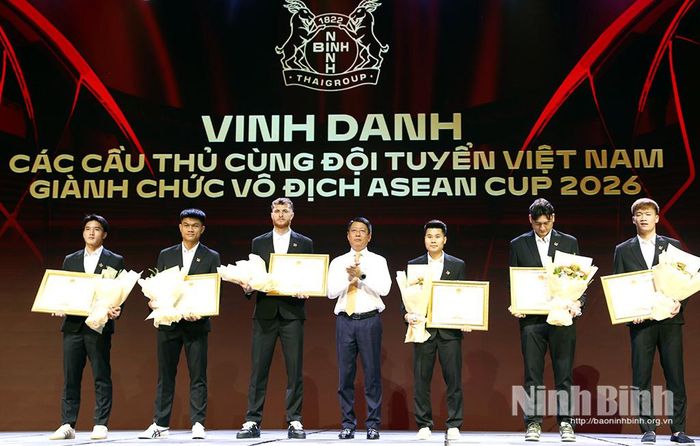 Đồng chí Trần Song Tùng, Ủy viên Ban Thường vụ Tỉnh ủy, Phó Chủ tịch Thường trực UBND tỉnh khen thưởng, vinh danh các cầu thủ có nhiều thành tích tại ASEAN Cup 2026.