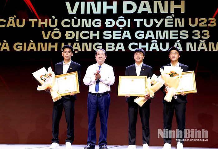 Đồng chí Mai Văn Tuất, Phó Bí thư Tỉnh ủy, Trưởng Đoàn đại biểu Quốc hội tỉnh khen thưởng các cầu thủ có thành tích cùng đội tuyển U23 Việt Nam giành chức vô địch SEA Games 33 và giành hạng Ba Châu Á năm 2026.