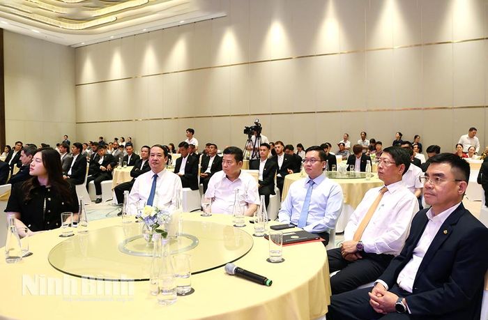 Các đại biểu dự Lễ xuất quân mùa giải 2026-2027 của CLB bóng đá Ninh Bình.