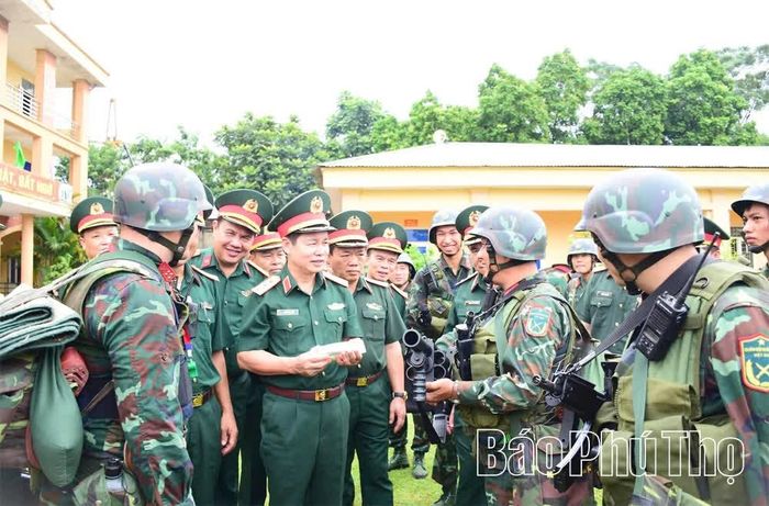 Thượng tướng Đỗ Xuân Tụng - Ủy viên Ban Chấp hành Trung ương Đảng, Phó Chủ nhiệm Tổng cục Chính trị Quân đội nhân dân Việt Nam kiểm tra công tác sẵn sàng chiến đấu, bảo vệ dịp kỷ niệm 81 năm Cách mạng Tháng Tám và Quốc khánh 2/9 tại Bộ Chỉ huy Quân sự tỉnh.