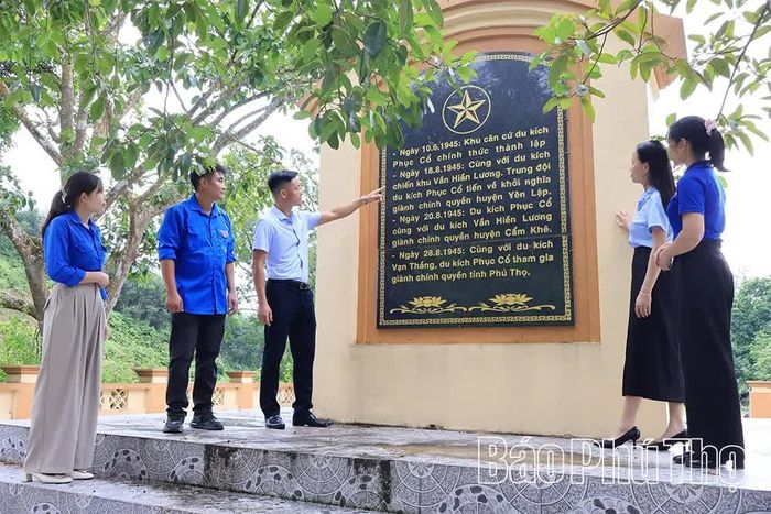 Cán bộ, đoàn viên thanh niên xã Minh Hòa ôn lại truyền thống 81 năm Cách mạng Tháng Tám thành công tại Di tích lịch sử Chiến khu Phục Cổ.