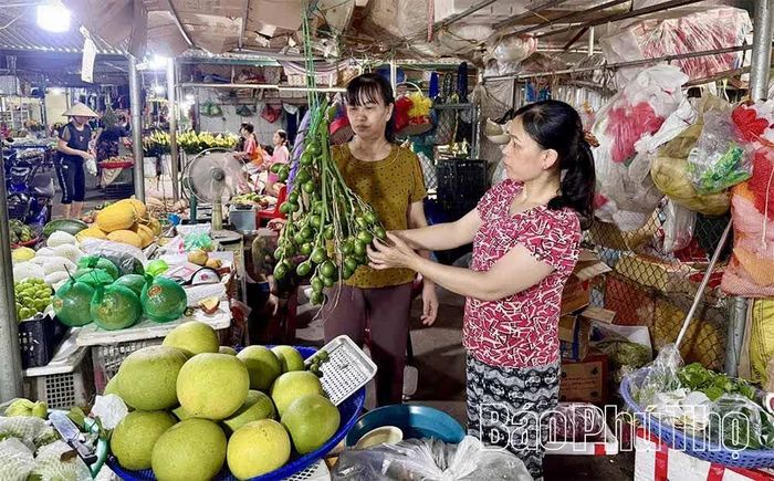 Những sản vật quê hương được bày bán tại chợ Sơn Vi, mang theo hương vị mộc mạc của vùng quê trung du.