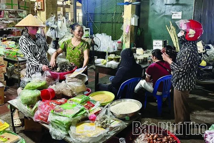 Người dân nông thôn vẫn duy trì thói quen đi chợ, một nét sinh hoạt bình dị gắn bó với đời sống làng quê qua bao thế hệ.