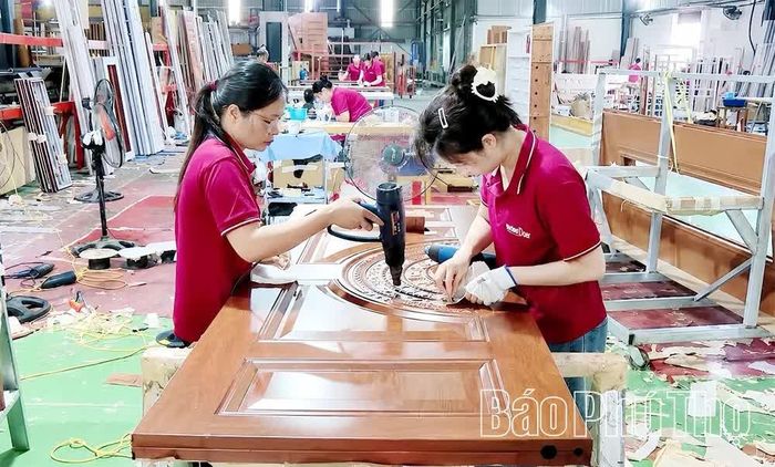 Sản xuất cửa thép tại Công ty cổ phần cửa thép Trường Phát, xã Tu Vũ.