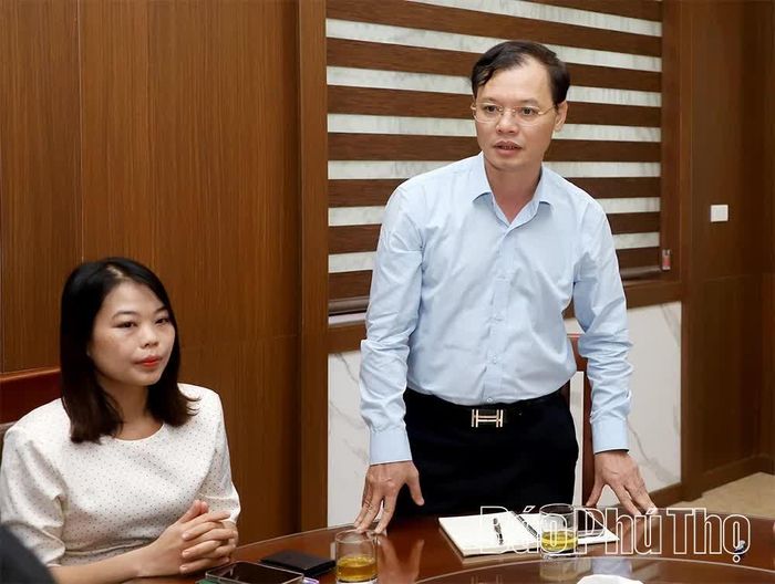Đại diện Trung tâm Xúc tiến đầu tư và Hỗ trợ doanh nghiệp tỉnh báo cáo tóm tắt nội dung phản ánh, kiến nghị.