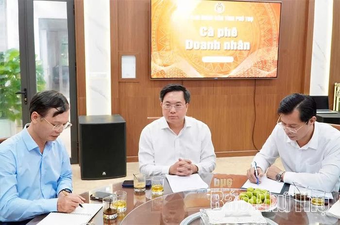 Chủ tịch UBND tỉnh Trần Duy Đông chủ trì Chương trình Cà phê doanh nhân sáng 28/8.