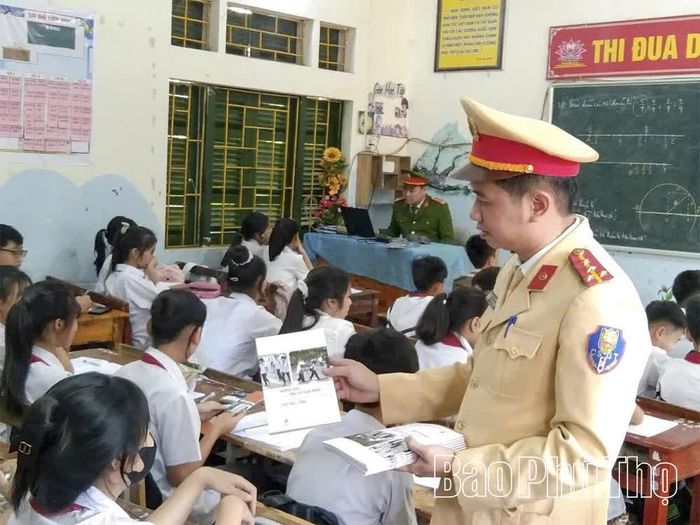 Chuẩn bị bước vào năm học mới, Công an xã Lạc Sơn phối hợp với lực lượng CSGT tăng cường công tác tuyên truyền pháp luật cho học sinh trong các nhà trường trên địa bàn.