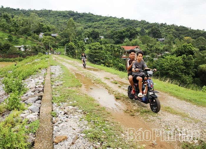 Những hành vi vi phạm như không đội mũ bảo hiểm, chạy quá tốc độ, lạng lách, đánh võng khi điều khiển phương tiện tham gia giao thông vẫn xảy ra trong học sinh, thanh thiếu niên.