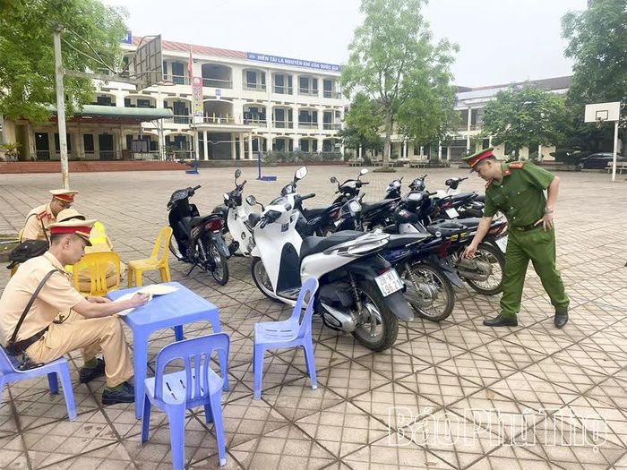 Lực lượng CSGT và Công an xã Lạc Sơn phát hiện nhiều học sinh điều khiển phương tiện đến trường khi chưa đủ điều kiện.