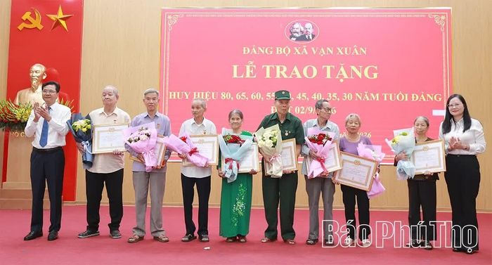 Lãnh đạo Ban Tổ chức Tỉnh ủy và Đảng ủy xã Vạn Xuân trao Huy hiệu Đảng tặng các đảng viên. 