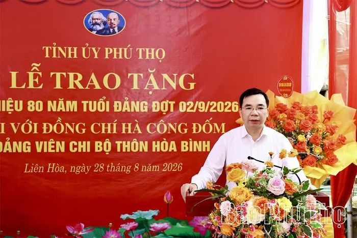 Phó Bí thư Tỉnh ủy Bùi Huy Vĩnh phát biểu chúc mừng đảng viên lão thành được nhận Huy hiệu 80 năm tuổi Đảng.