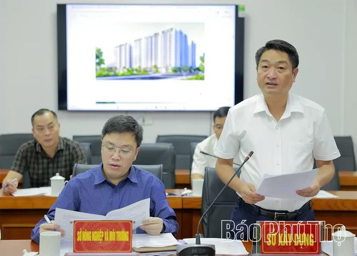 Lãnh đạo Sở Xây dựng báo cáo tại hội nghị.