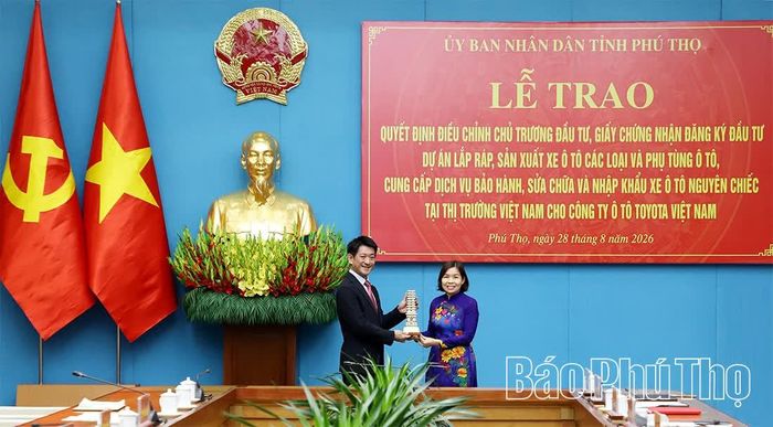Phó Chủ tịch UBND tỉnh Phùng Thị Kim Nga tặng quà lưu niệm cho ông Osamu Hirata - Tổng Giám đốc Công ty Ô tô Toyota Việt Nam.