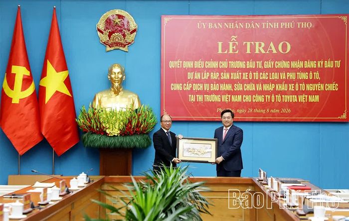 Ông Tiền Quốc Hào - Tổng Giám đốc Toyota Châu Á, Chủ tịch Toyota Việt Nam tặng quà lưu niệm UBND tỉnh Phú Thọ.