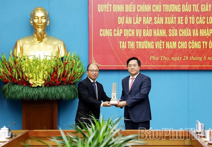 Chủ tịch UBND tỉnh Trần Duy Đông tặng quà lưu niệm cho ông Tiền Quốc Hào - Tổng Giám đốc Toyota Châu Á, Chủ tịch Toyota Việt Nam.
