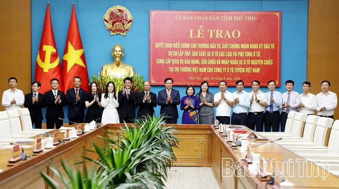 Các đại biểu tham dự buổi lễ.