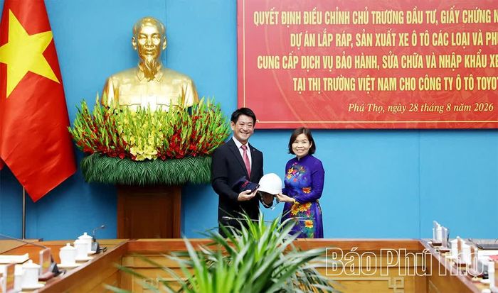 Ông Osamu Hirata - Tổng Giám đốc Công ty Ô tô Toyota Việt Nam tặng quà UBND tỉnh Phú Thọ.