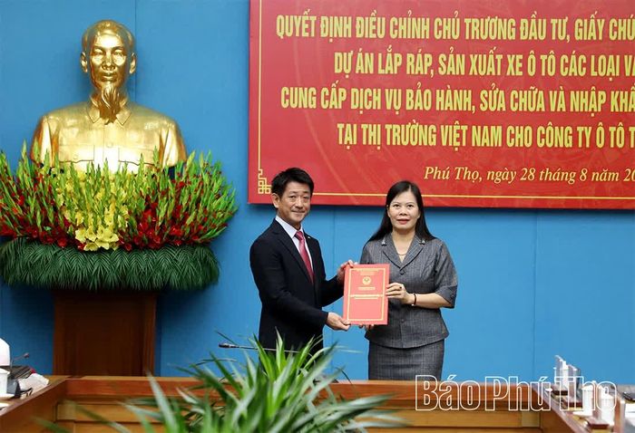 Giám đốc Sở Tài chính Vương Thị Bẩy trao Giấy chứng nhận đăng ký đầu tư điều chỉnh cho lãnh đạo Công ty Ô tô Toyota Việt Nam.