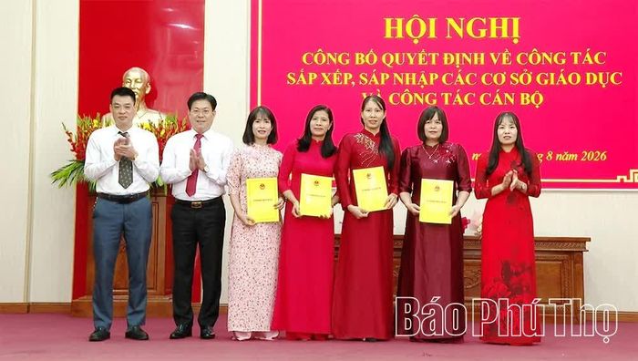 Lãnh đạo xã Chí Tiên trao quyết định thành lập các trường học trên địa bàn.