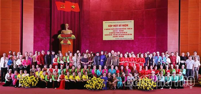 Lãnh đạo Sở VH,TT&DL Phú Thọ cùng các hội viên Hội Hưu trí ngành VH,TT&DL khu vực Hòa Bình chụp ảnh lưu niệm.