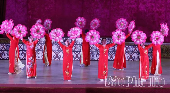 Các hội viên biểu diễn văn nghệ tại buổi gặp mặt.