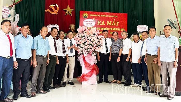 Đại diện Ban Thường trực Hội đồng họ Nguyễn tỉnh Phú Thọ tặng hoa chúc mừng Hội đồng họ Nguyễn xã Nguyệt Đức.