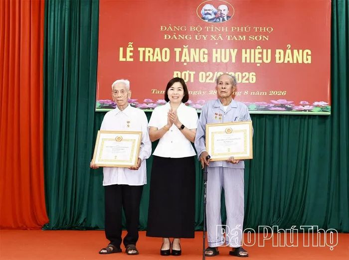 Phó Chủ tịch UBND tỉnh Phùng Thị Kim Nga trao Huy hiệu 65 năm tuổi Đảng tặng 2 đảng viên cao tuổi.