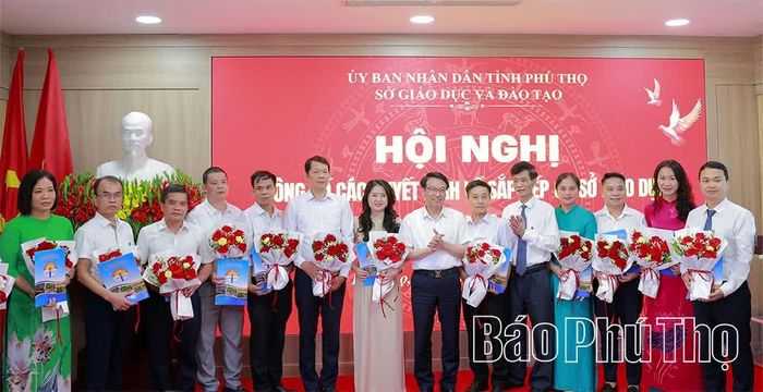 Lãnh đạo Sở Giáo dục và Đào tạo trao quyết định bổ nhiệm và tặng hoa chúc mừng các đồng chí Phó Hiệu trưởng.