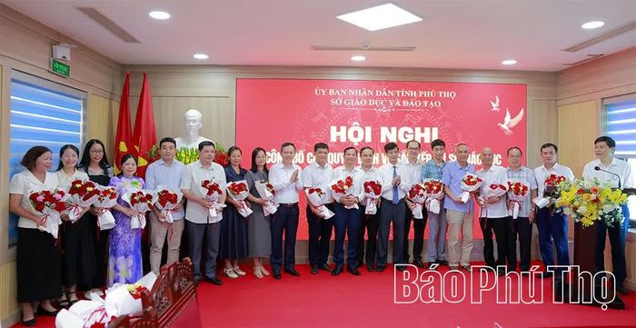Lãnh đạo Sở Giáo dục và Đào tạo tặng hoa tri ân các cán bộ quản lý tự nguyện xin làm giáo viên.
