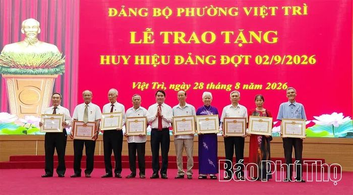 Lãnh đạo Đảng ủy phường Việt Trì trao Huy hiệu Đảng tặng các đảng viên.