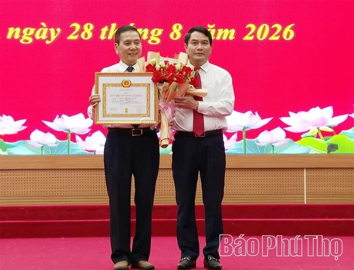Lãnh đạo Đảng ủy phường Việt Trì trao Huy hiệu Đảng tặng đảng viên 55 năm tuổi Đảng.