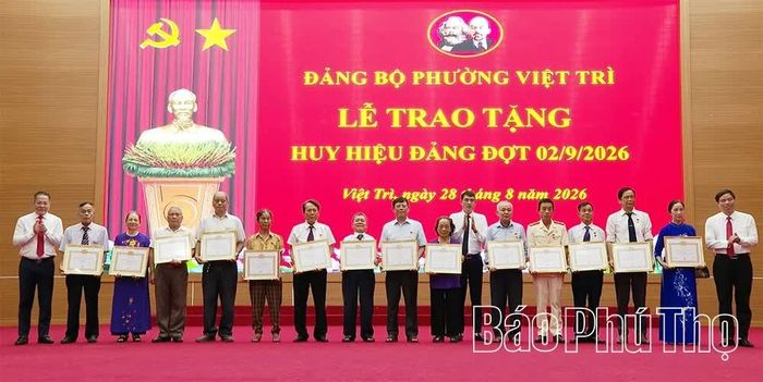 Lãnh đạo phường Việt Trì trao Huy hiệu Đảng tặng các đảng viên.