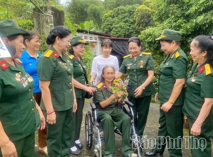Ban Liên lạc nữ chiến sĩ Trường Sơn trao tặng xe lăn cho đồng chí Phạm Thanh Bình ở xã Dân Chủ.