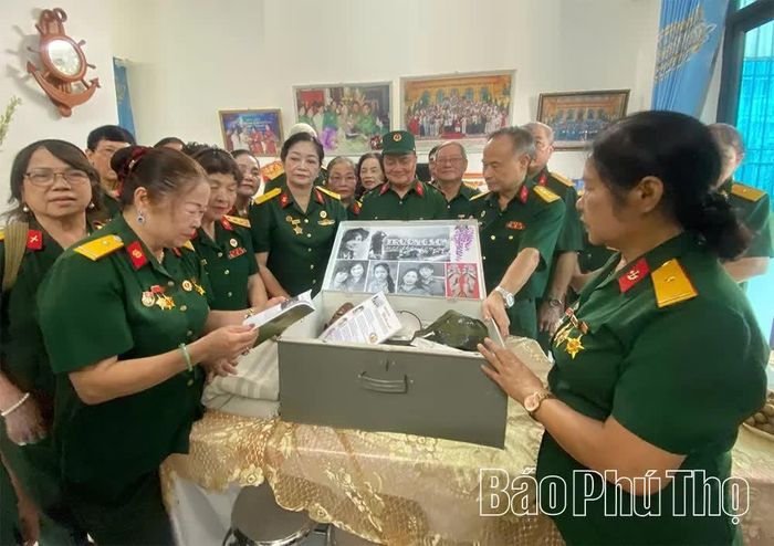Các thành viên Ban Liên lạc nữ chiến sĩ Trường Sơn ôn lại những năm tháng chiến đấu, phục vụ chiến đấu trên tuyến đường Trường Sơn - đường Hồ Chí Minh.