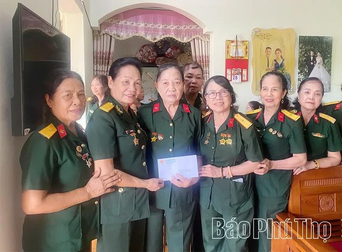 Các thành viên Ban Liên lạc nữ chiến sĩ Trường Sơn thăm, động viên hội viên Hoàng Thị Hùng ở xã Đào Xá.