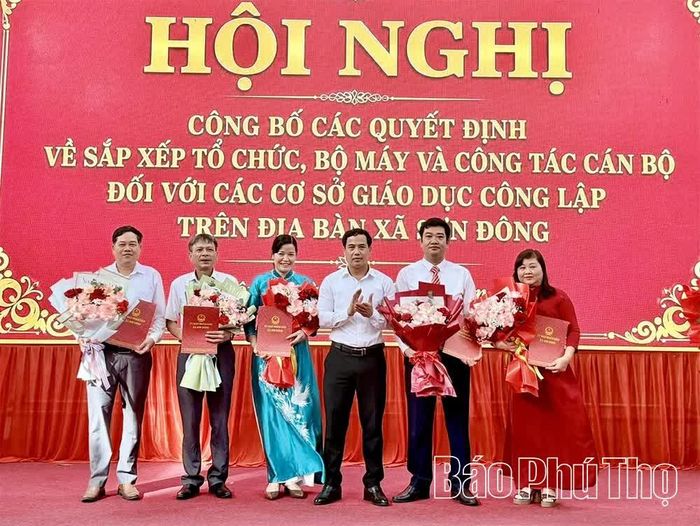 Lãnh đạo Đảng ủy xã Sơn Đông trao quyết định thành lập Trường Tiểu học Đỗ Khắc Chung.