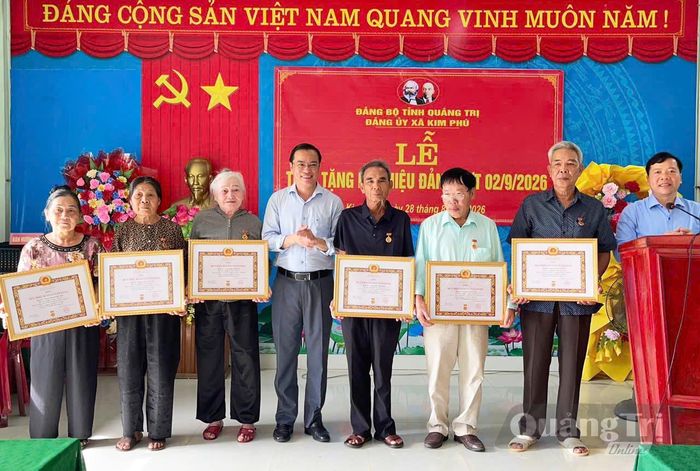 Đảng bộ xã Kim Phú tổ chức các đoàn trực tiếp về các chi bộ cơ sở để trao tặng Huy hiệu Đảng cho đảng viên - Ảnh: X.P