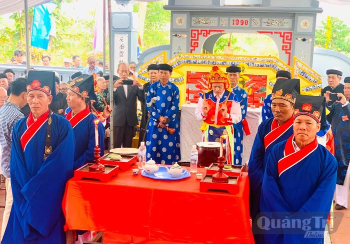 Đội nhạc lễ truyền thống làng Điếu Ngao biểu diễn những điệu trống quân cổ độc đáo của làng - Ảnh: Đ.V