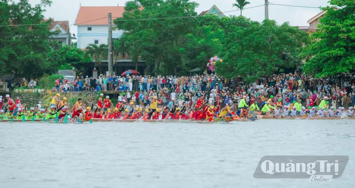 Lễ hội thu hút sự tham gia cổ vũ của đông đảo người dân và du khách - Ảnh: H.N