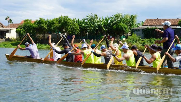 Không khí tập luyện hăng say trên dòng Kiến Giang vào những ngày trước lễ hội - Ảnh: Mai Nhân