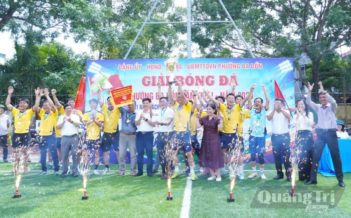 Ban Tổ chức trao giải nhất cho đội bóng tổ dân phố Quảng Phong - Ảnh: H.L