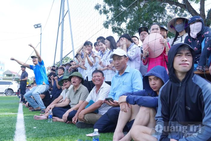 Đông đảo cán bộ, Nhân dân trên địa bàn đến cổ vũ cho giải đấu - Ảnh: H.L
