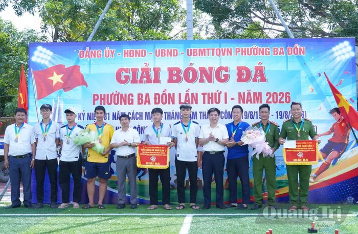 Ban Tổ chức trao giải ba cho các đội liên quân Công an phường Ba Đồn-Ban Chỉ huy Quân sự phường và tổ dân phố Lũ Phong - Ảnh: H.L