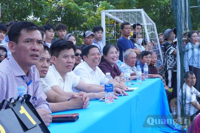 Đông đảo cán bộ, Nhân dân trên địa bàn đến cổ vũ cho giải đấu - Ảnh: H.L