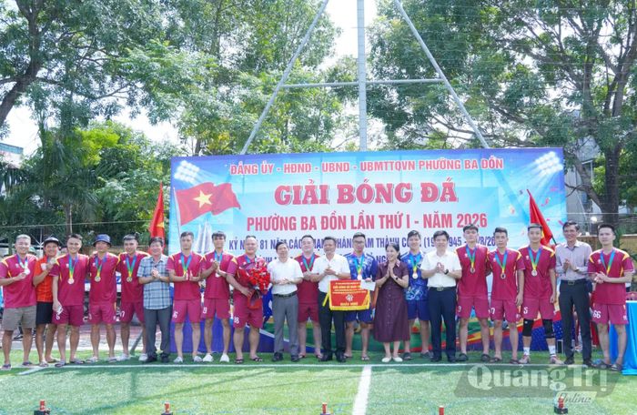 Ban Tổ chức trao giải nhì cho đội bóng tổ dân phố Phan Long - Ảnh: H.L