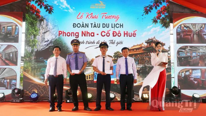 Đồng chí Nguyễn Văn Phương, Bí thư Tỉnh ủy và đồng chí Bùi Danh Huy, Thứ trưởng Bộ Xây dựng chúc mừng tổ tàu và ban máy - Ảnh: N.M
