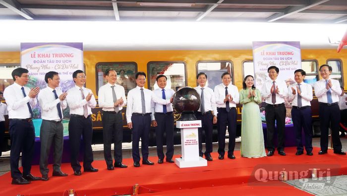 Các đại biểu bấm nút khai trương đoàn tàu - Ảnh: N.M