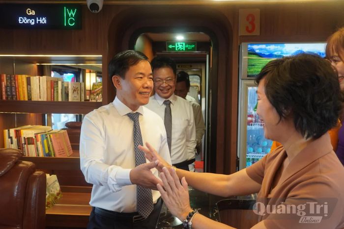 Đồng chí Nguyễn Văn Phương, Bí thư Tỉnh ủy trò chuyện với nhân viên toa tàu - Ảnh: N.M