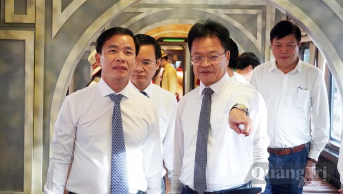 Đồng chí Nguyễn Văn Phương, Bí thư Tỉnh ủy và đồng chí Chủ tịch Hội đồng thành viên Tập đoàn Đường sắt quốc gia Việt Nam Đặng Sỹ Mạnh cùng các đại biểu tham quan các toa tàu - Ảnh: N.M