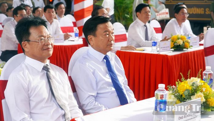 Các đồng chí lãnh đạo Bộ Xây dựng, Tập đoàn Đường sắt quốc gia Việt Nam dự lễ khai trương - Ảnh: N.M